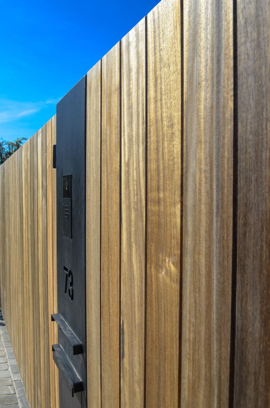 Houten afsluiting in verticale planken met ingewerkte brievenbus