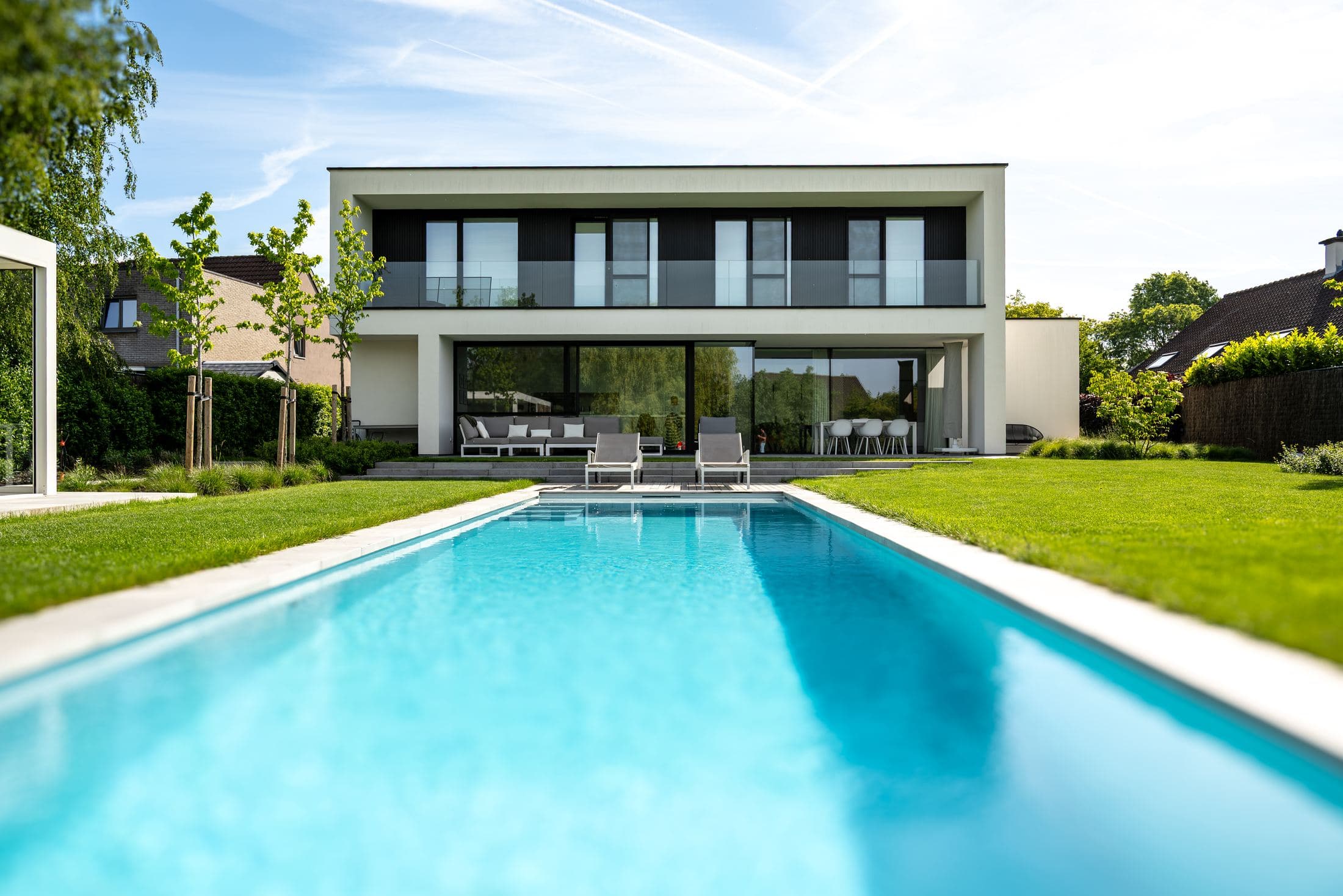 Moderne villa met lang zwembad en gazon